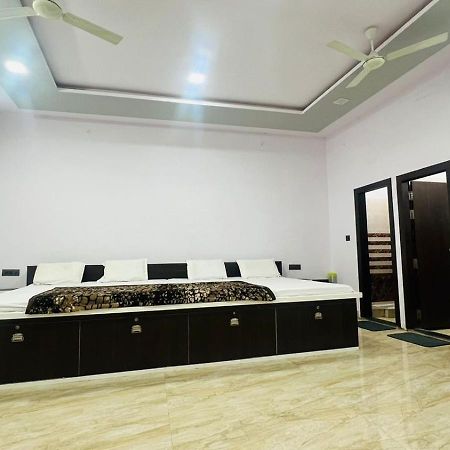Hotel Rudra Residency Near Railway Station Mathura Bagian luar foto