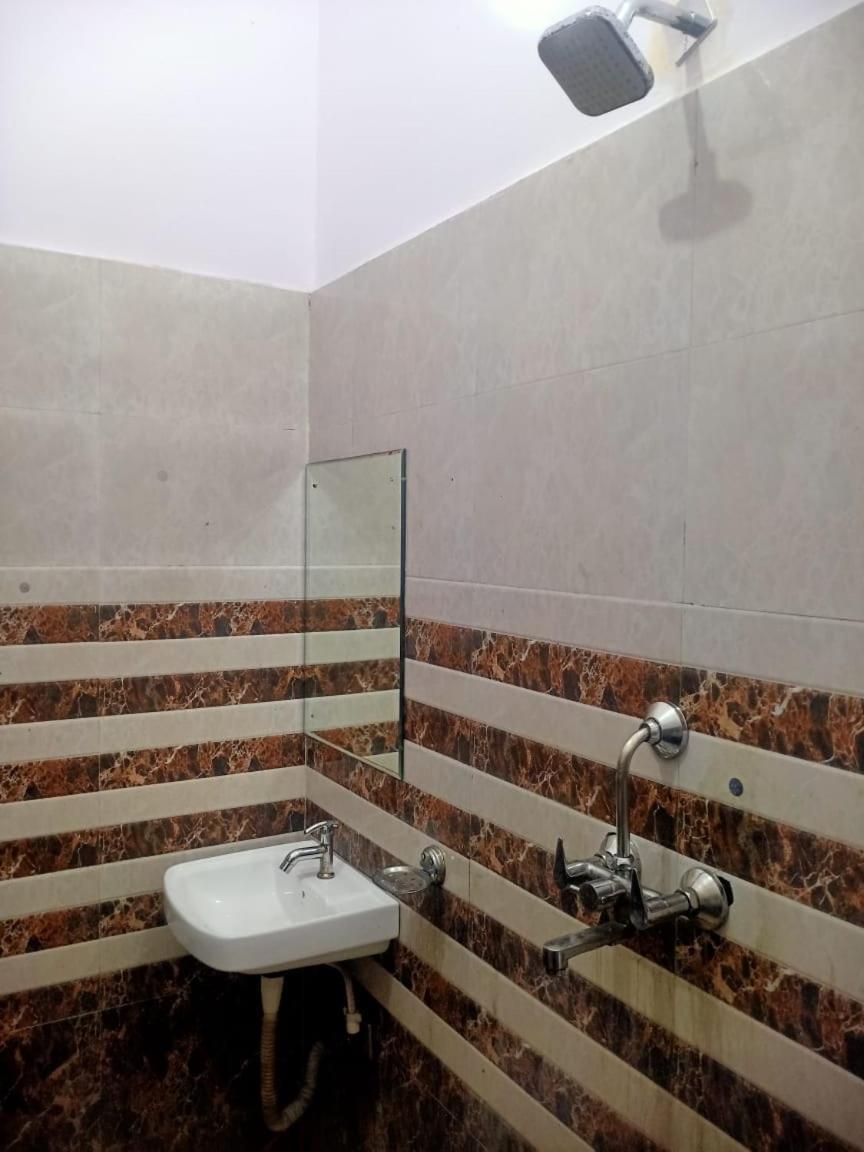 Hotel Rudra Residency Near Railway Station Mathura Bagian luar foto