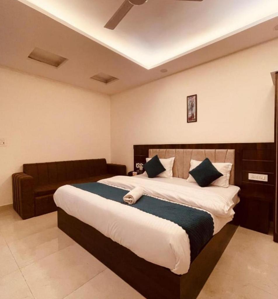 Hotel Rudra Residency Near Railway Station Mathura Bagian luar foto